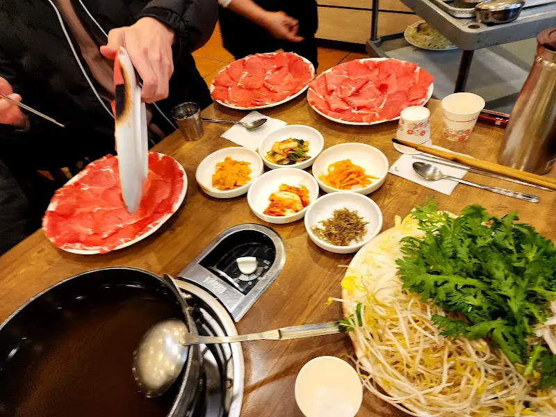 푸짐하게 차려진 등심샤브샤브 한상
