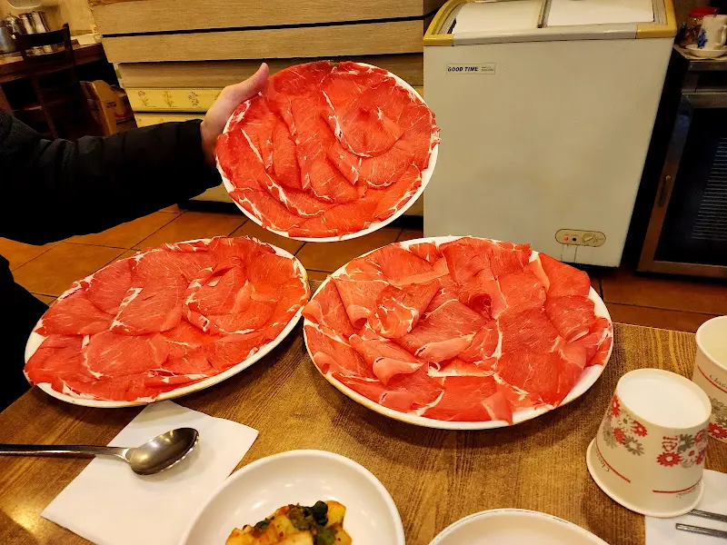 접시 가득 담겨 나오는 등심