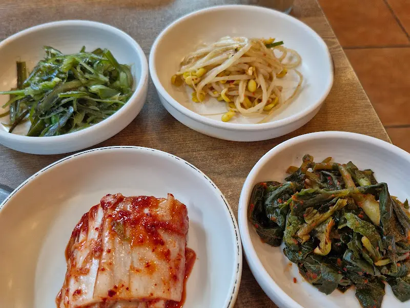 깔끔한 밑반찬 구성