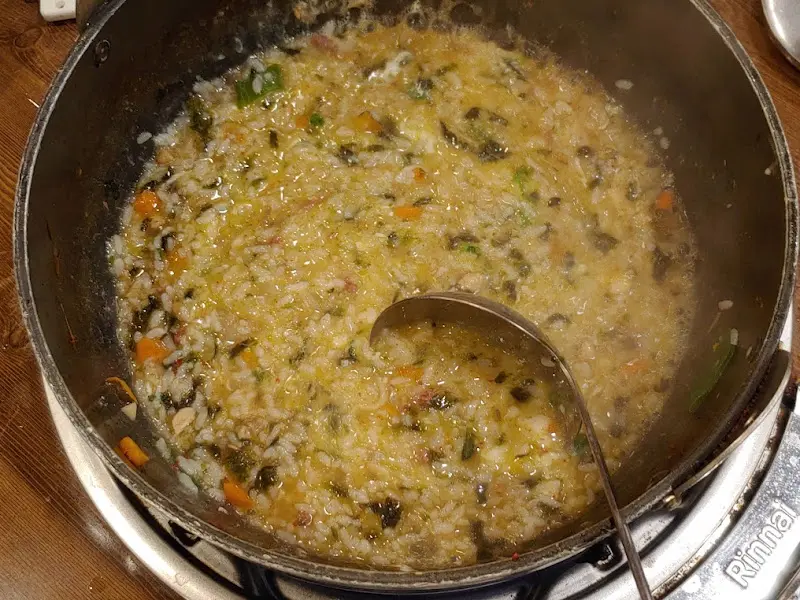 샤브샤브 육수에 담긴 버섯