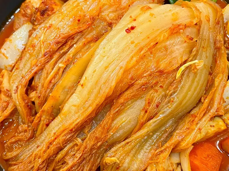 묵은지가 통째로 들어간 찜닭의 모습