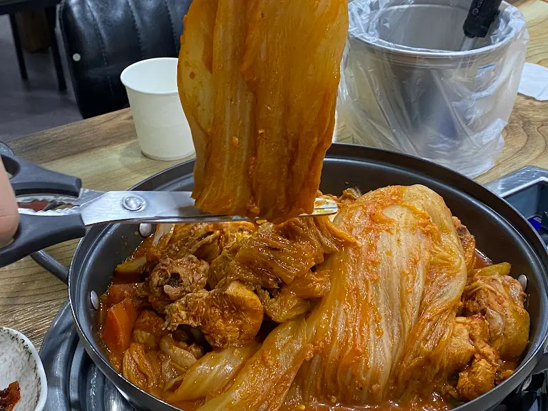 묵은지를 자르는 모습