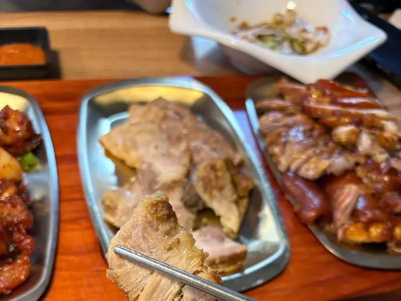 윤기가 흐르는 족발 한 점