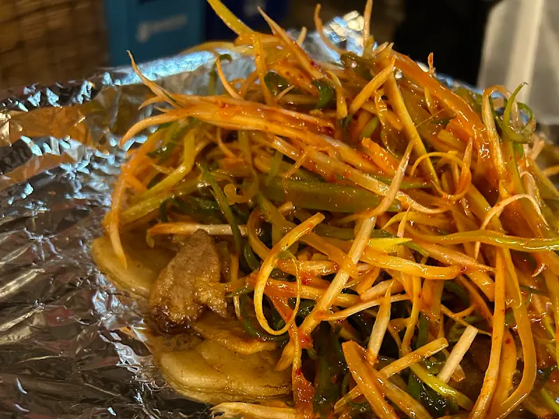 새콤한 파채와 삼겹살의 환상적인 조화