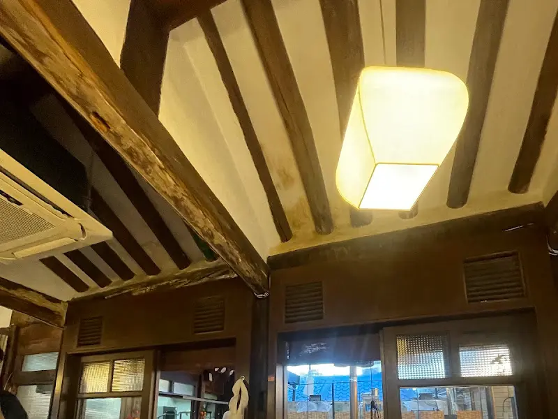 고운돈 천장의 은은한 조명