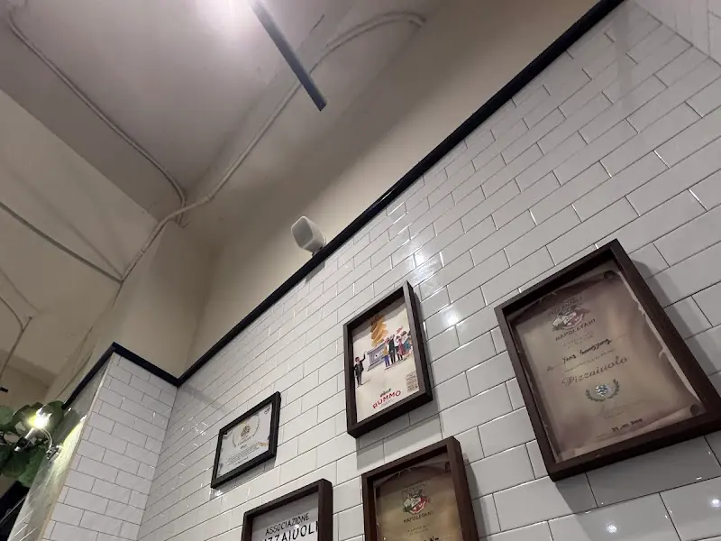 벽에 걸린 상장들