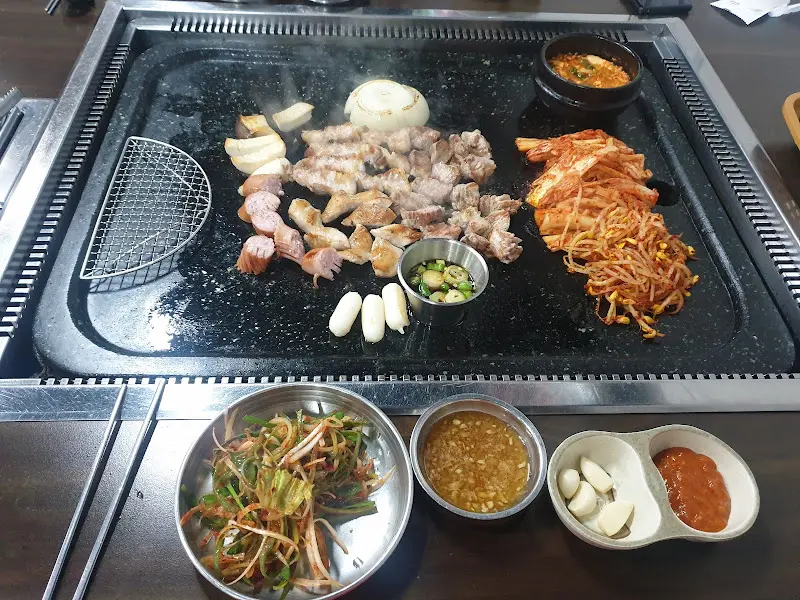 잘 구워진 돼지고기