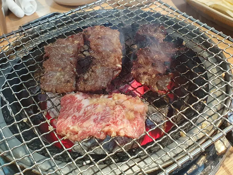 숯불 위에서 익어가는 갈비