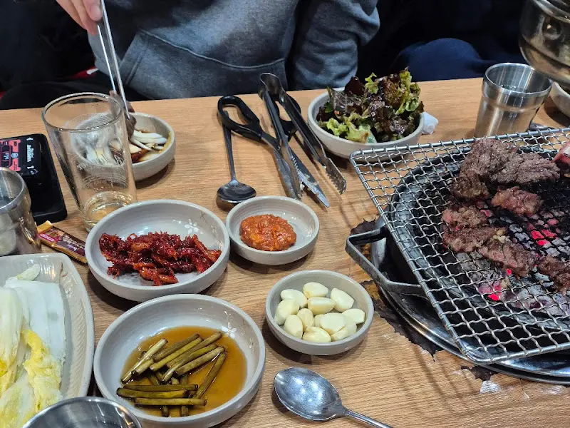 정갈한 밑반찬과 숯불