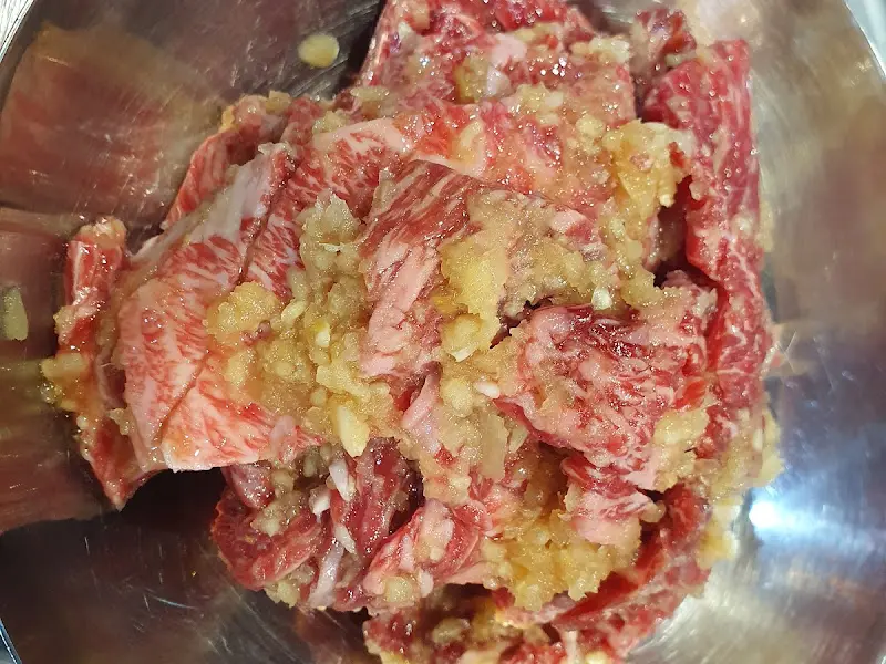 마늘 양념에 버무려진 갈비