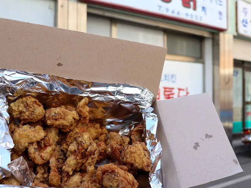 은박지에 포장된 뽀뽀통닭