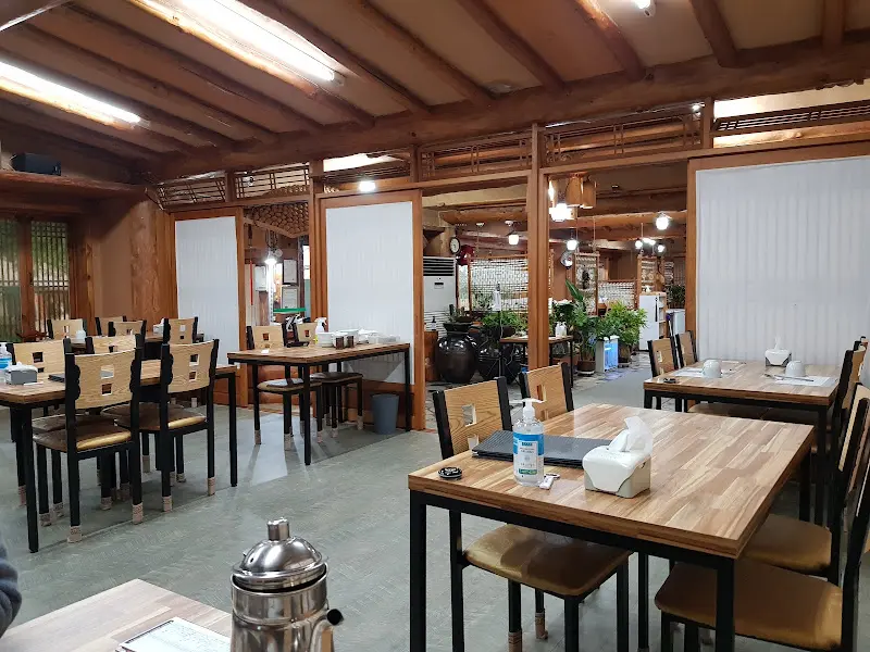 정갈하게 준비된 내부 테이블