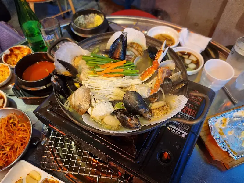 다양한 해산물이 가득한 탕