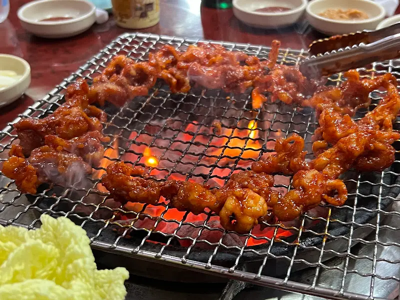 불판 위에서 익어가는 꼼장어