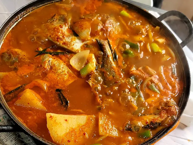 병어조림의 강렬한 비주얼