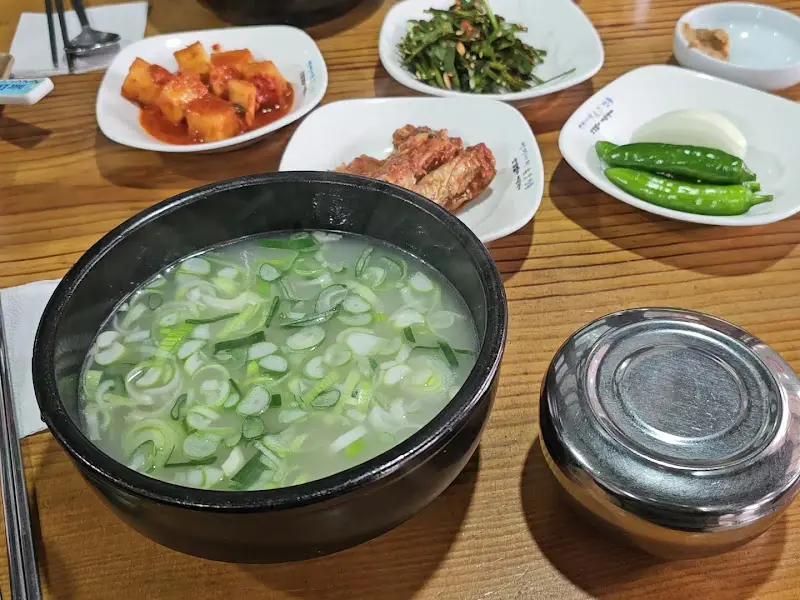 곰탕과 정갈한 밑반찬