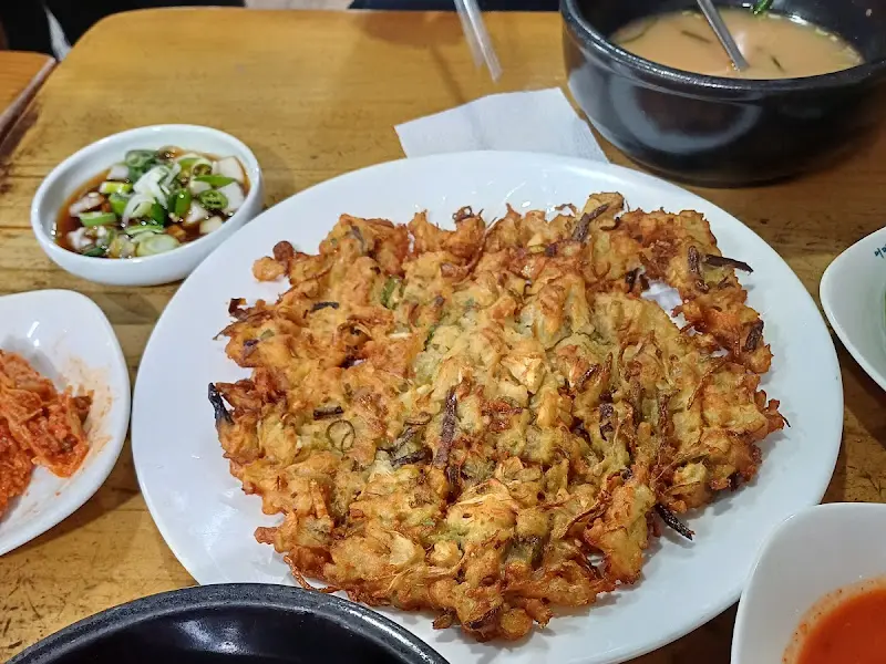 노릇노릇하게 구워진 빈대떡