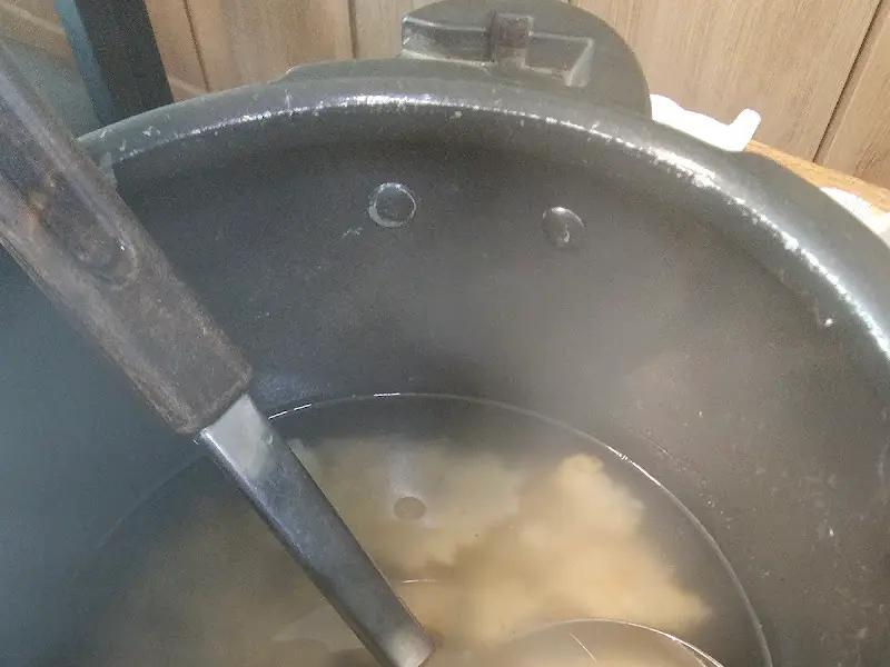 솥에 담긴 누룽지