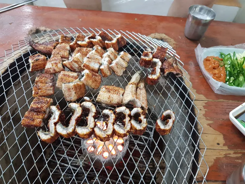 숯불 위에서 지글거리는 장어