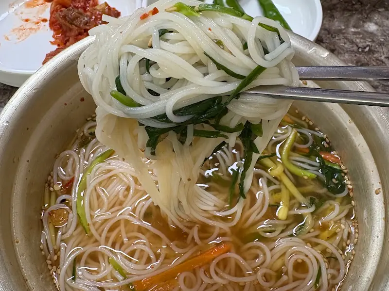 젓가락으로 집은 잔치국수