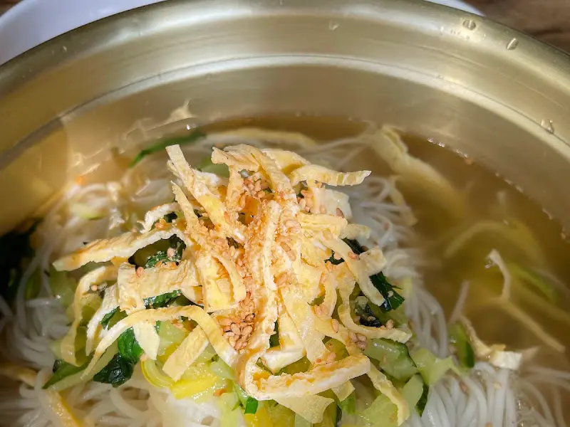 고명이 올라간 잔치국수