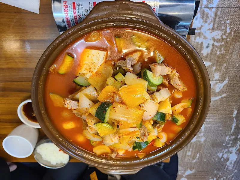 보글보글 끓고 있는 고추장찌개