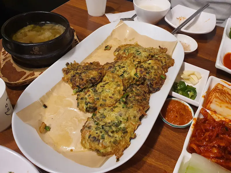 노릇노릇하게 구워진 굴전