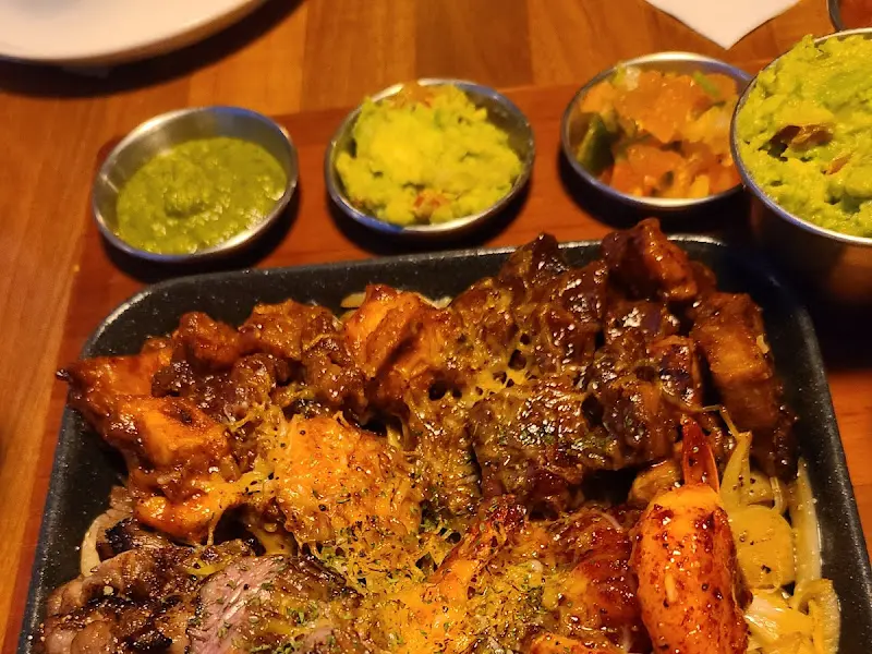 다양한 소스가 함께 제공되어 취향에 맞게 즐길 수 있다.