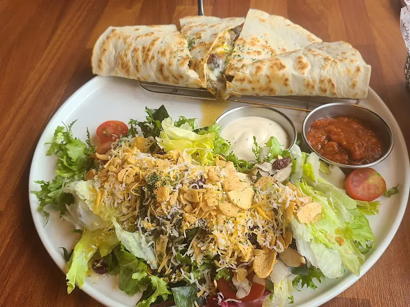 돼지고기 부리타와 신선한 샐러드의 조화