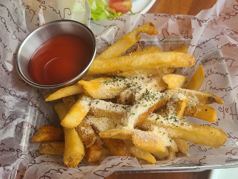 갓 튀겨져 나온 따끈따끈한 감자튀김