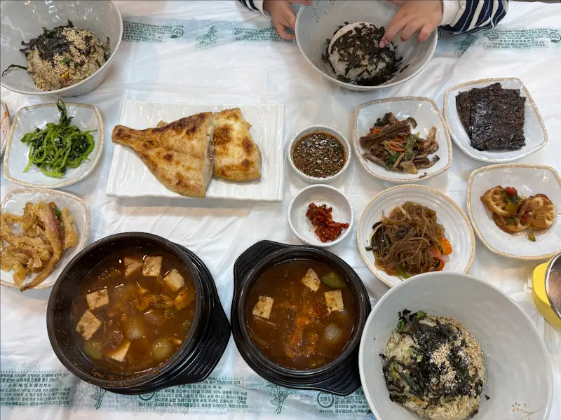 돌애 홍합밥 한상차림