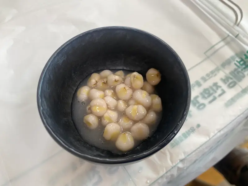 돌애 홍합밥 반찬