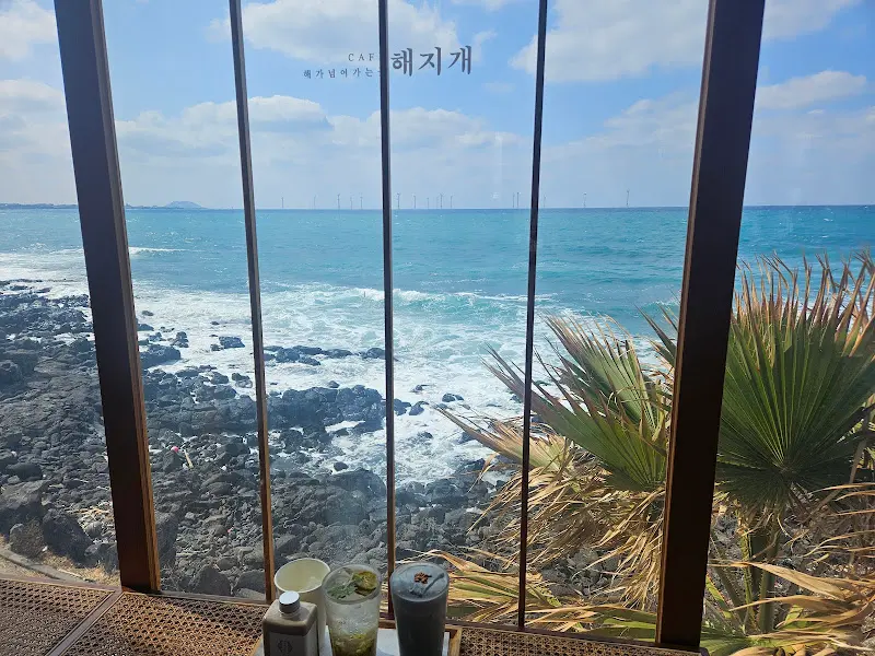 창밖 풍경과 음료