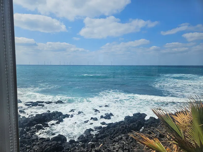 카페에서 바라본 바다