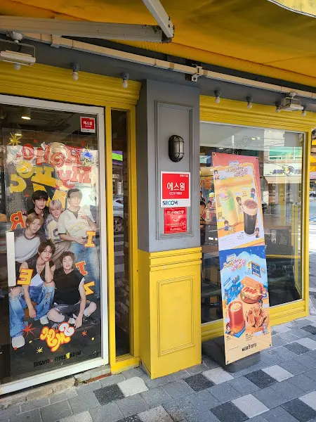 메가커피 외부 POP