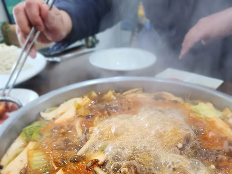 보글보글 끓는 버섯만두전골