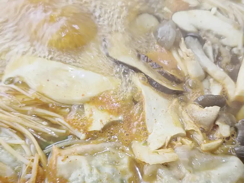버섯과 만두가 어우러진 전골