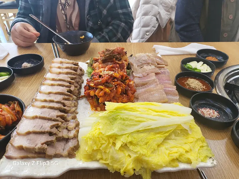 윤기가 흐르는 수육과 푸짐한 보쌈김치