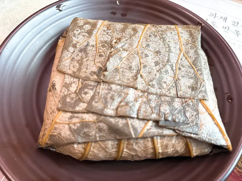 연잎에 곱게 싸여 나온 연잎밥