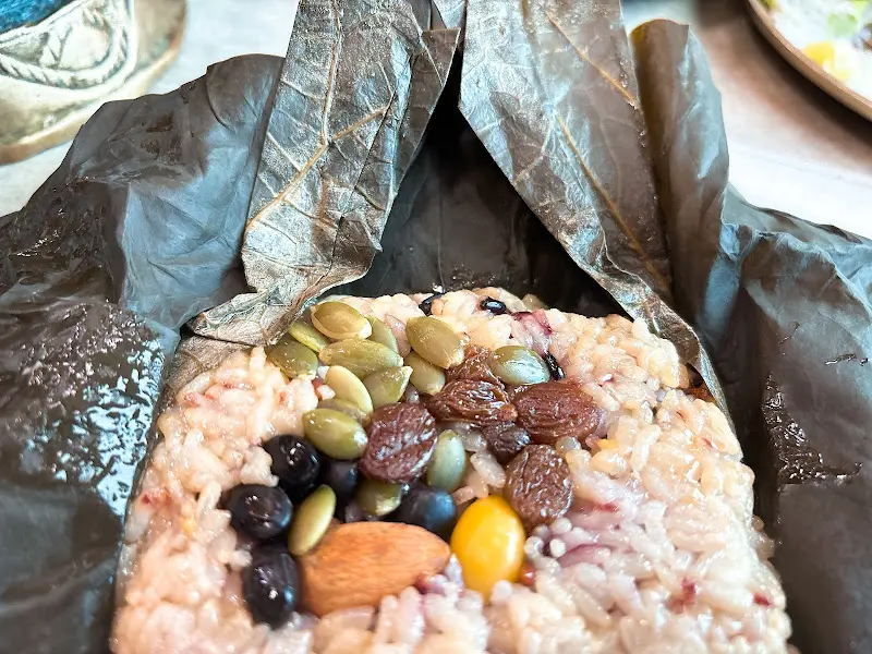 연잎을 펼치니 드러나는 연잎밥의 자태