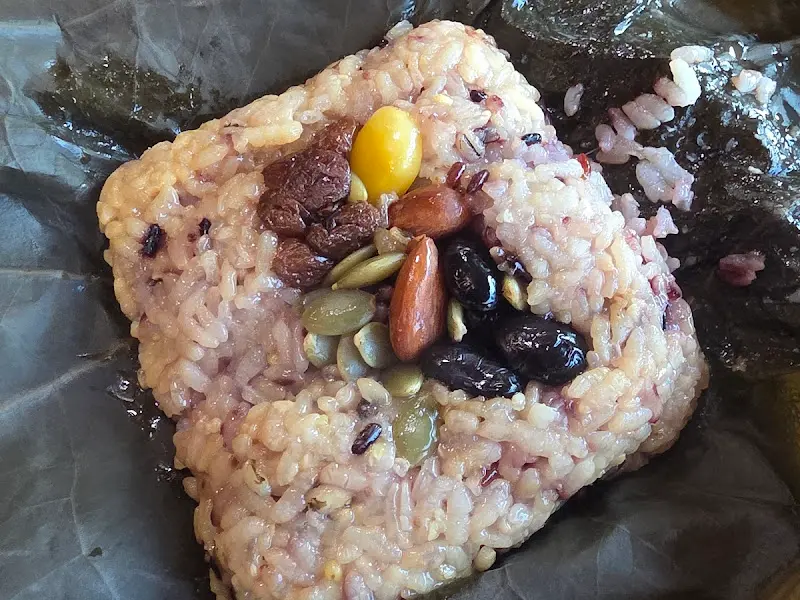 견과류가 듬뿍 올라간 연잎밥 클로즈업