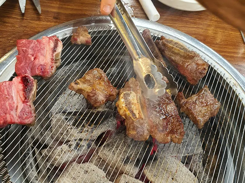 숯불 위에서 노릇하게 익어가는 생갈비