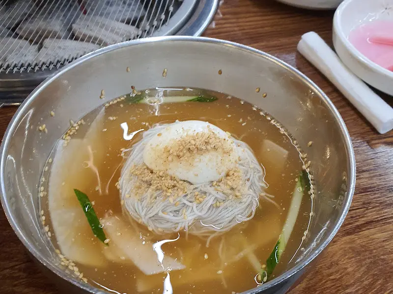 살얼음이 동동 뜬 시원한 물냉면