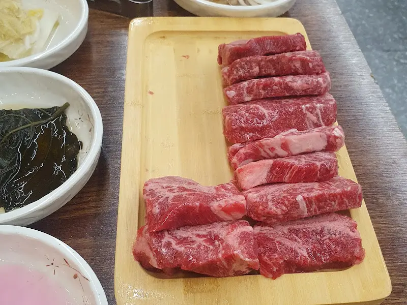 육즙 가득한 생갈비 단면