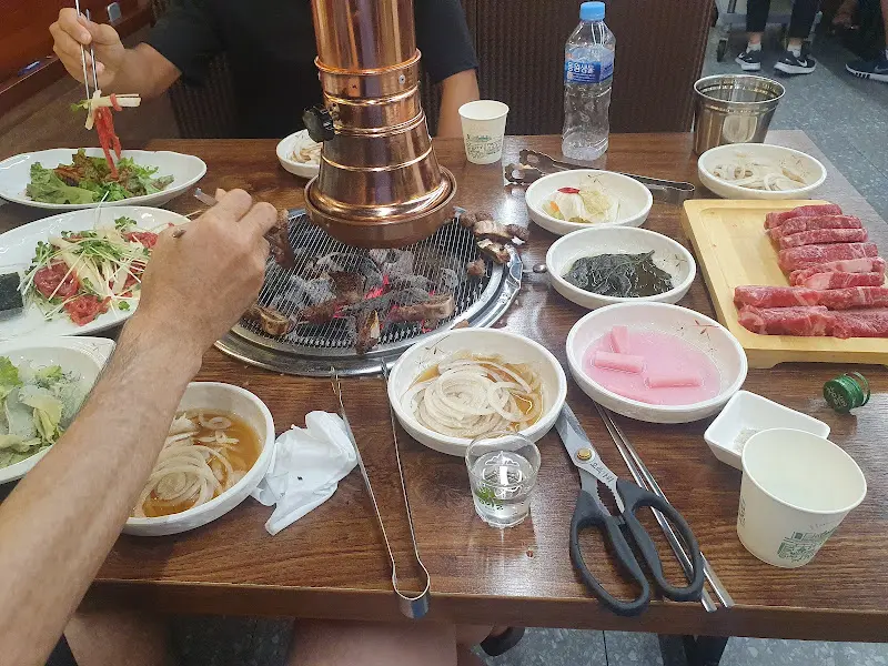 다채로운 밑반찬과 숯불구이