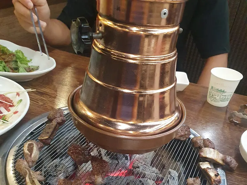 숯불 위에서 익어가는 생갈비