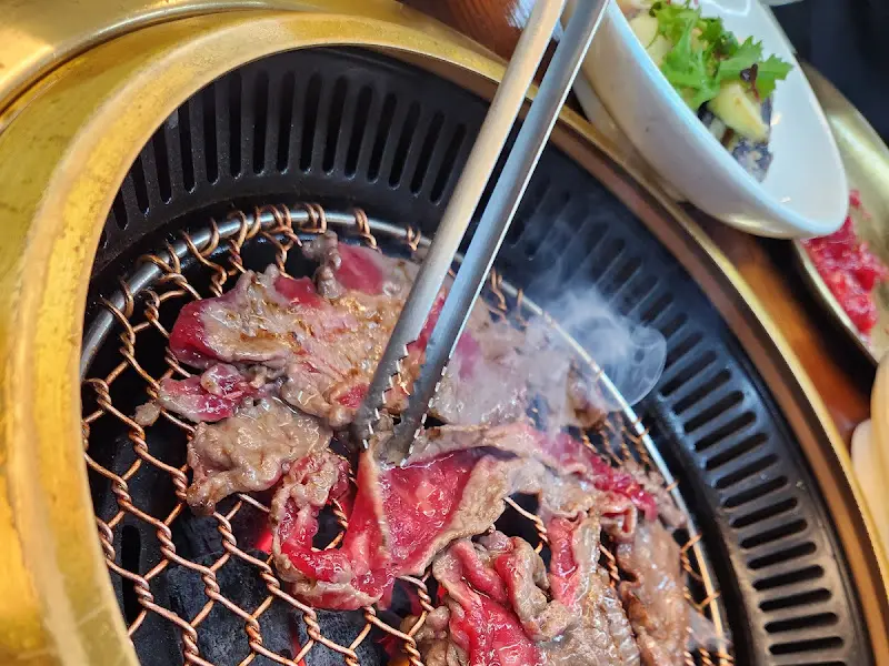 불판 위에서 익어가는 불고기