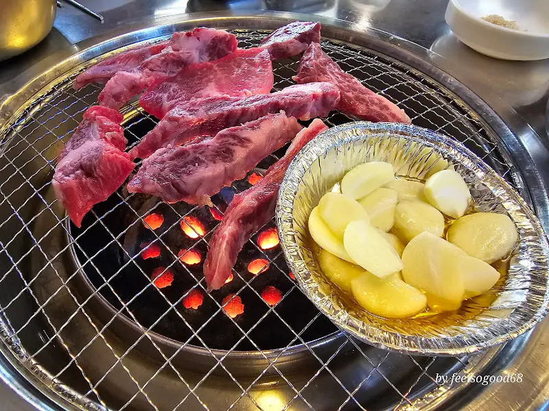 숯불 위에서 익어가는 갈비살