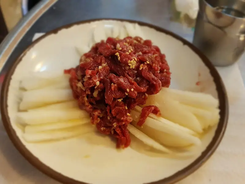 윤기 좔좔 흐르는 육회