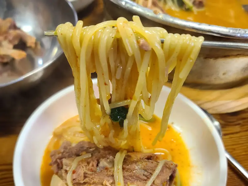 감자면 사리를 들어 올리는 모습